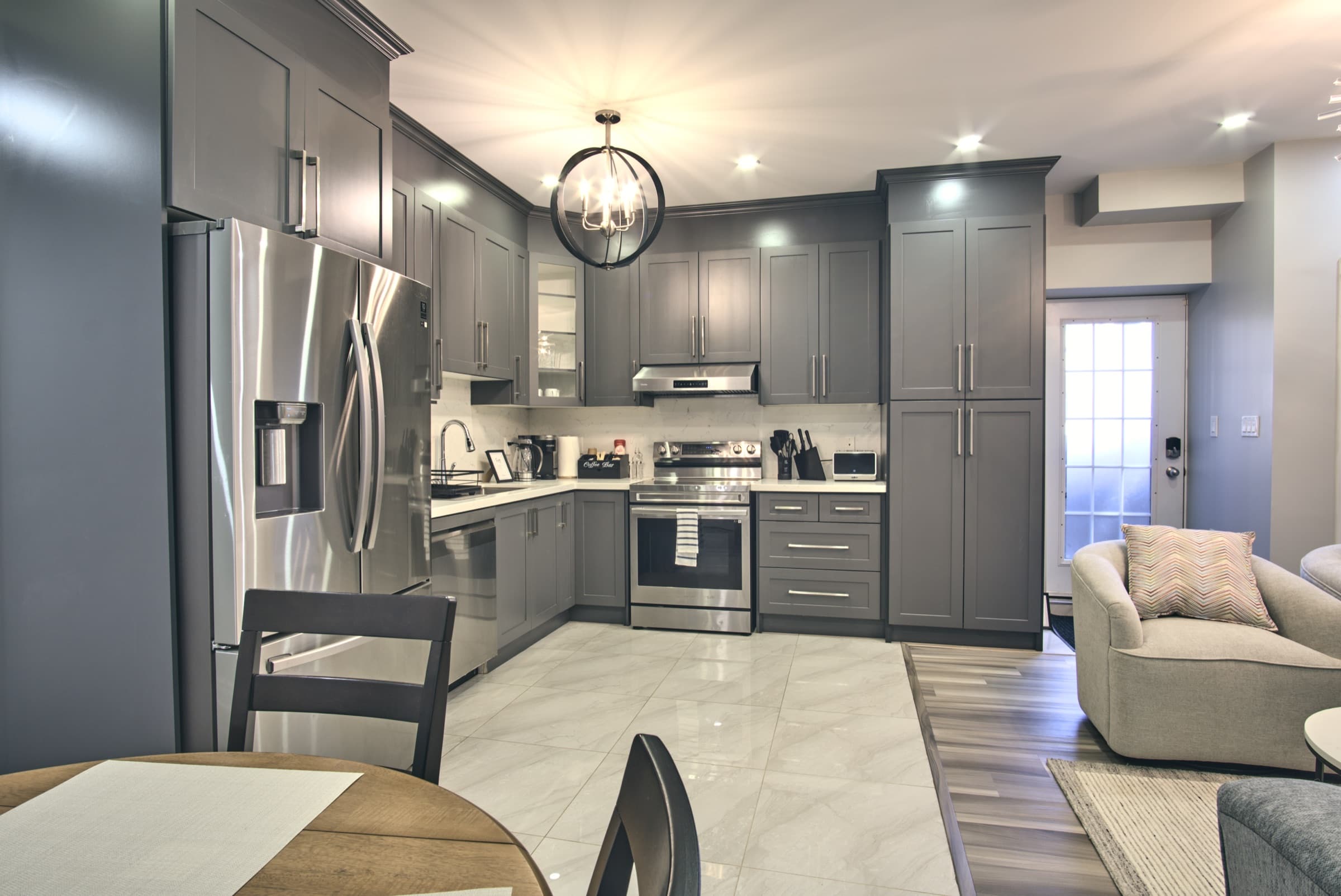 Modern Family Home - Photo 4